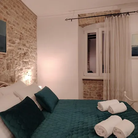 Old Varos Apartman *