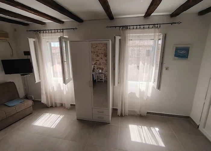 Old Varos Apartment